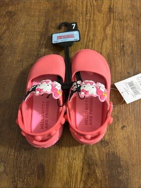 Size 7 Hello Kitty Coral Pink Kids Clog Sandals with Character Charms